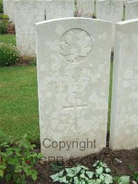 Etaples Military Cemetery - Fox, William Rolfe